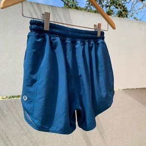 Lululemon 🍋 Hotty Hot Short II Long 4” inseam EUC